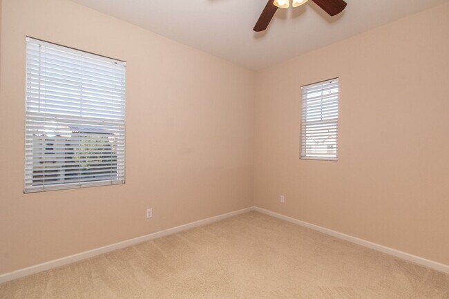 Building Photo - 4 Bed / 2.5 Bath Home with Premium Panoram...