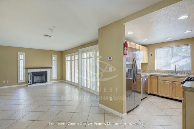 Building Photo - Heart of Roseville, 3 bedroom townhome wit...