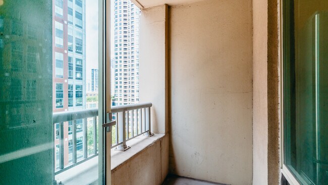 Building Photo - 345 N La Salle Dr