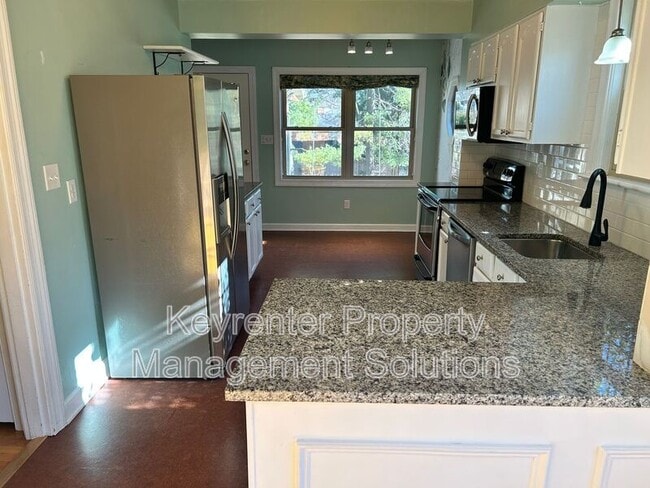 Building Photo - 127 College Cir