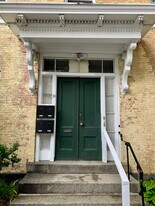 Building Photo - 10 Mall St