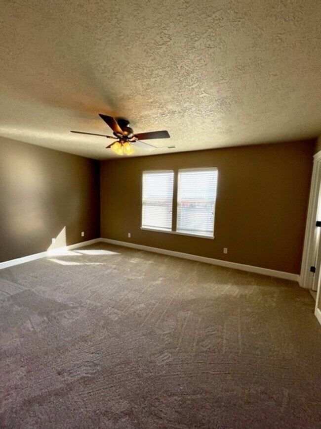 Building Photo - Gorgeous 3 bedroom spacious home in NE Ben...