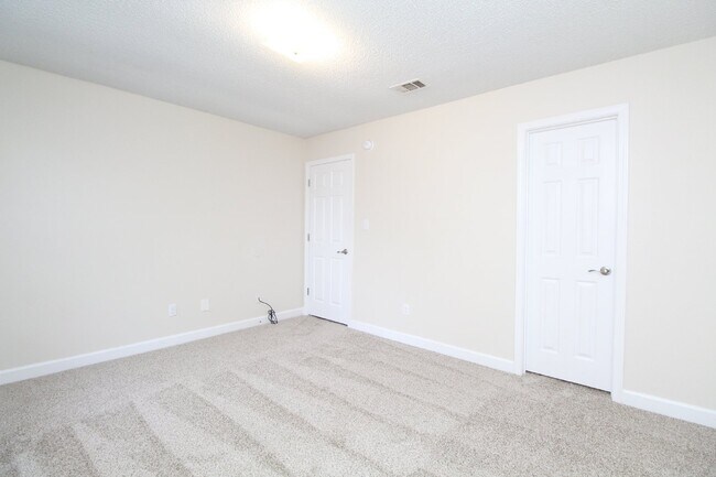 Building Photo - Spacious 2BD/1BA Apartment in Benjamin Oak...
