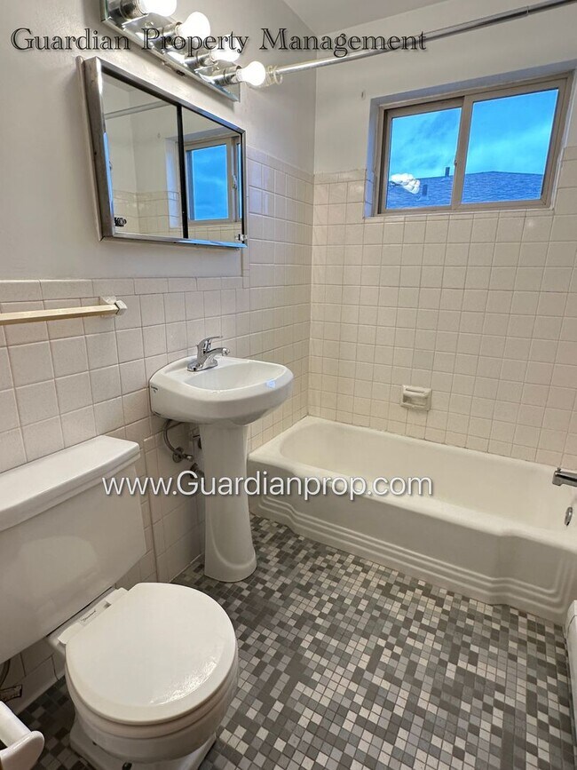 Building Photo - Richfield Second Level Apartment, Heat Pai...