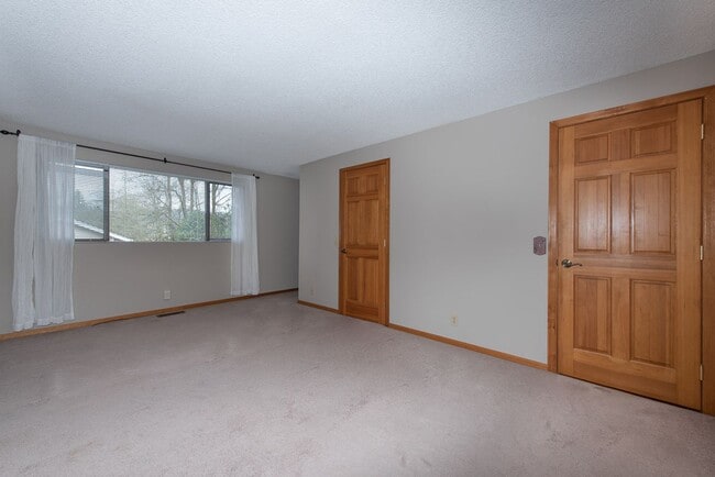 Building Photo - Spacious 4-Bedroom Home Offering Seamless ...