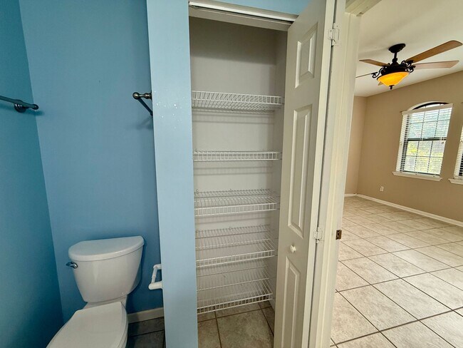 Building Photo - 3 bedroom, 3 bath Luxury Living Along the ...