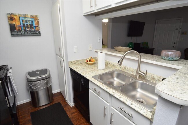 Building Photo - 8718 Mallard Reserve Dr