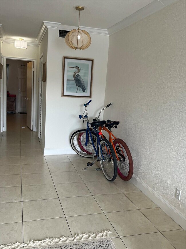 Building Photo - 2100 Diana Dr