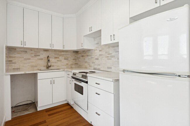 Building Photo - 2626 N Lakeview Ave