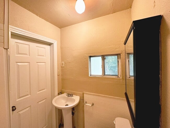 Building Photo - Beautiful 2 Bedroom, 1 Bathroom House in Fifth Avenue Available Now