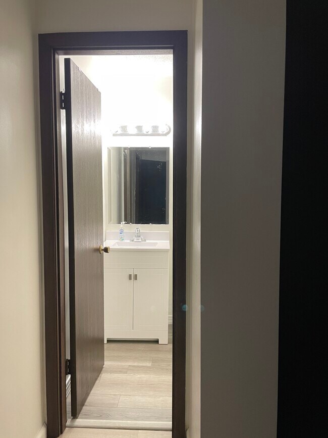 Bathroom entrance from bedroom - 5523 Ellsworth Ave