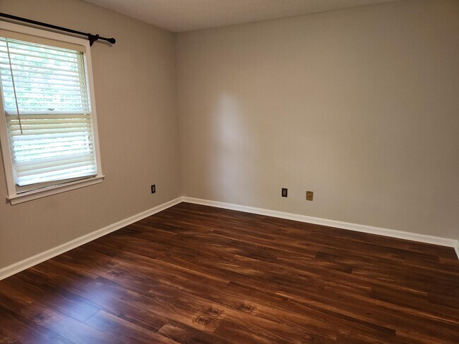 Building Photo - 841 Edgewood Dr