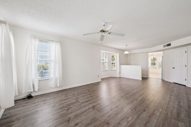 Building Photo - Ground Floor 2 Bed / 2 Bath with New Flooring
