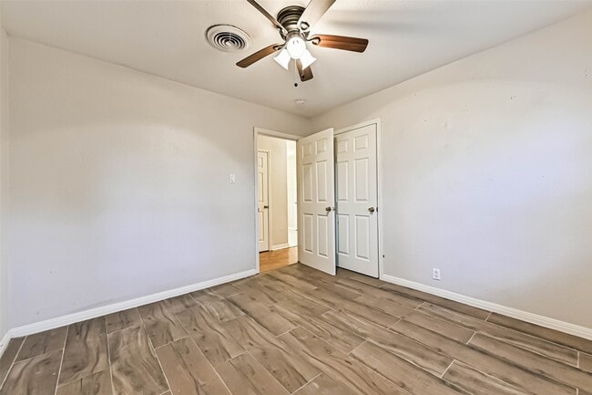 Building Photo - 6425 N Ridgecrest Dr