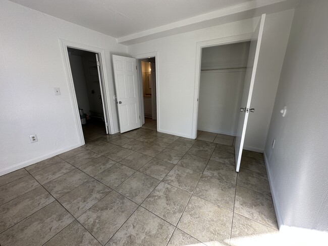 Building Photo - 517 Poinsettia Rd
