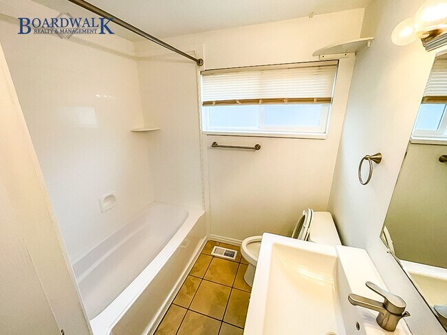 Building Photo - Charming Brick Rambler