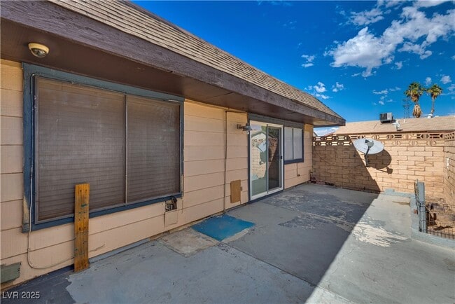 Building Photo - 6211 Meadow Brook Ln