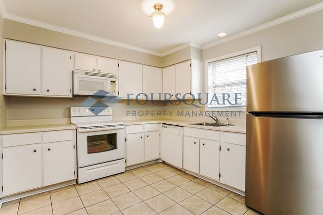 Building Photo - Spacious Townhome with Wood-Burning Fireplace, Large Deck & Storage Room , Convenient North Ridge...