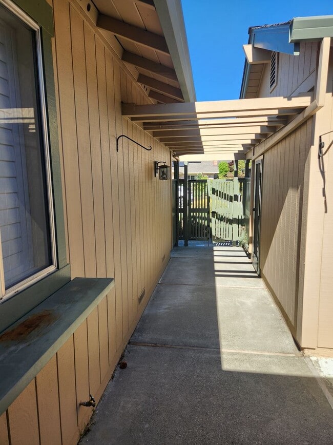 Building Photo - Very nice 2 Bd, 2 Bath Triplex w/yard in OAKMONT - Oakmont is a senior community.
