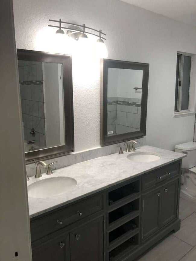 Building Photo - Tracy Gorgeous Renovated 4 Bedroom 2.5 Bat...