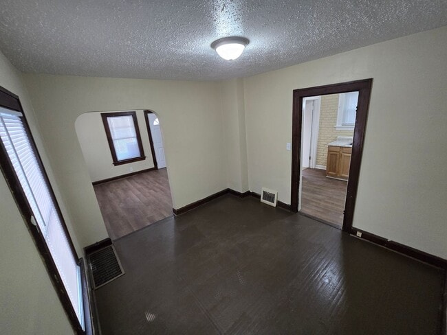 Building Photo - 2 Bedroom House