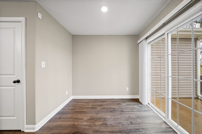 Building Photo - 2 Bedroom Condo For Rent With Community Swimming Pool!