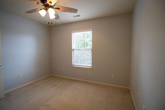 Building Photo - Stunning 3Bed/2BA Home with Dual Living Spaces/Garage