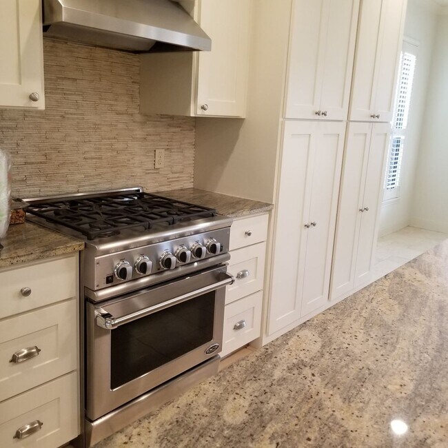 Building Photo - Stunning Home - North Cat Mountain - 4 bed...