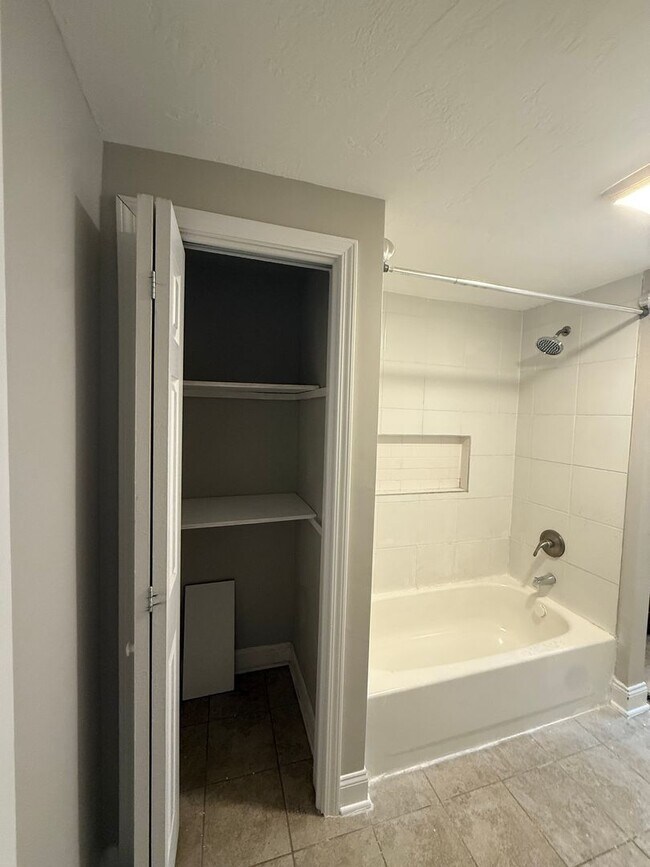 Building Photo - EXTREMELY SPACIOUS AND REMARKABLY REMODELED NORTHSIDE HOME- AVAIL MAY 1ST!