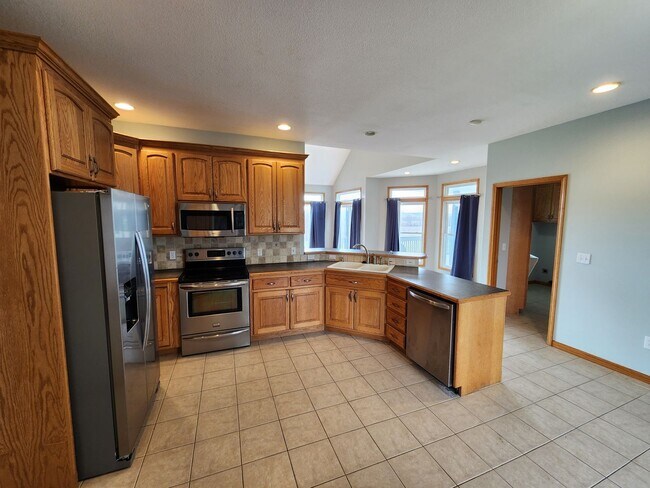 Building Photo - New price! Enjoy country living and seclus...