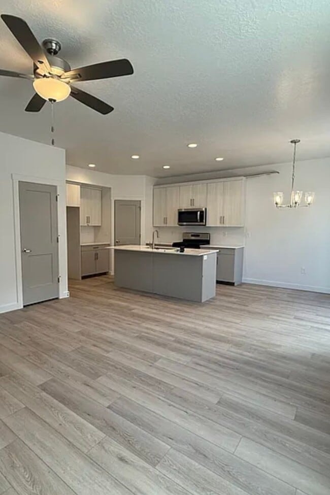 Building Photo - Brand New unit!