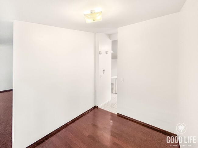 Building Photo - Beautiful 3B/2BA W/ Attached Garage and Up...