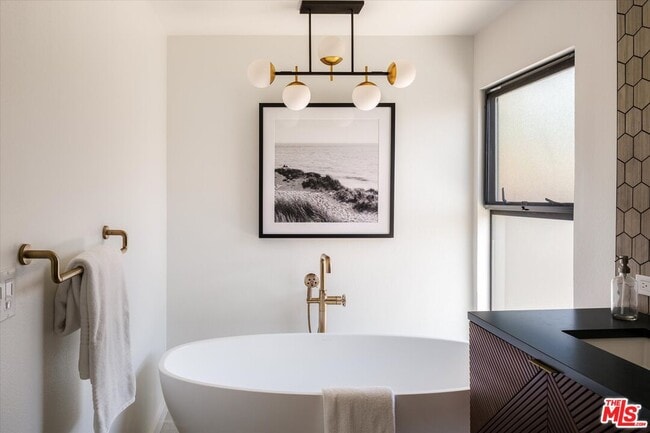 Building Photo - 2313 Banyan Dr