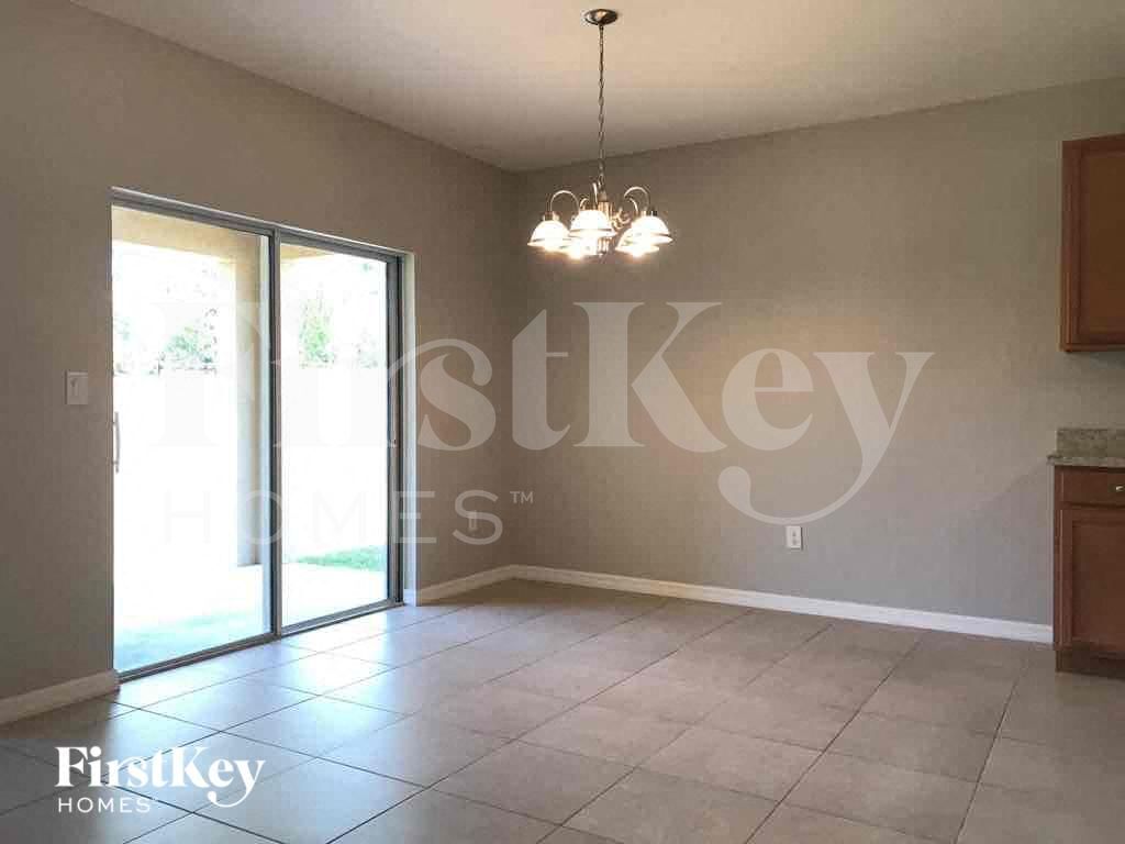 Building Photo - 220 SE 14th Terrace