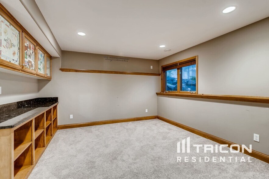 Building Photo - 8915 Umbria Pl N