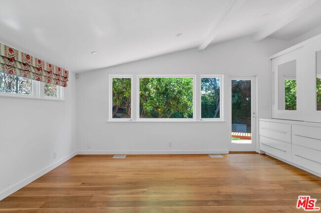 Building Photo - 1542 Marmont Ave
