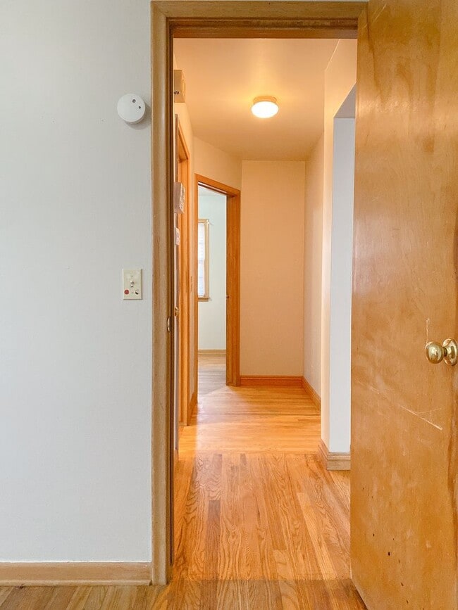 Building Photo - Beautiful 3 bed 1 bath house, over sized driveway, garage and fenced in back yard $1,595  [Move-i...