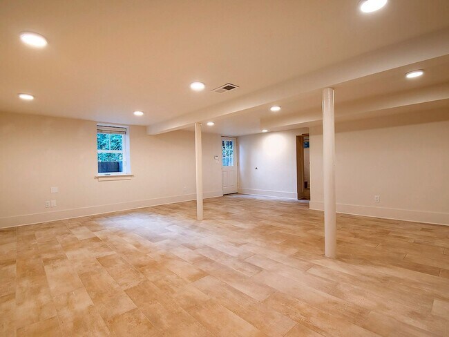 Building Photo - 1719 N 128th St