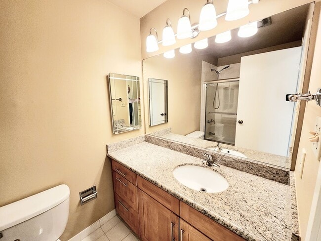 Building Photo - Woodlake Studio