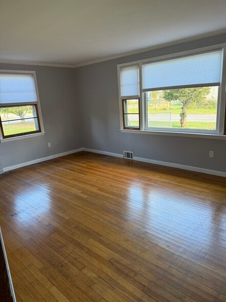 Building Photo - 304 Brookside Dr