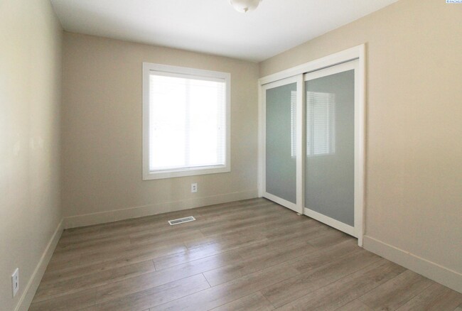 Building Photo - 4 bedroom, 3 Bath Pasco House on the River