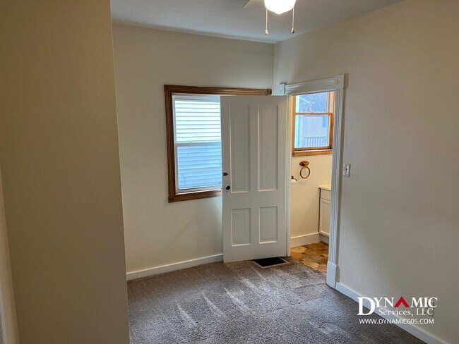 Building Photo - 811 S Summit Ave