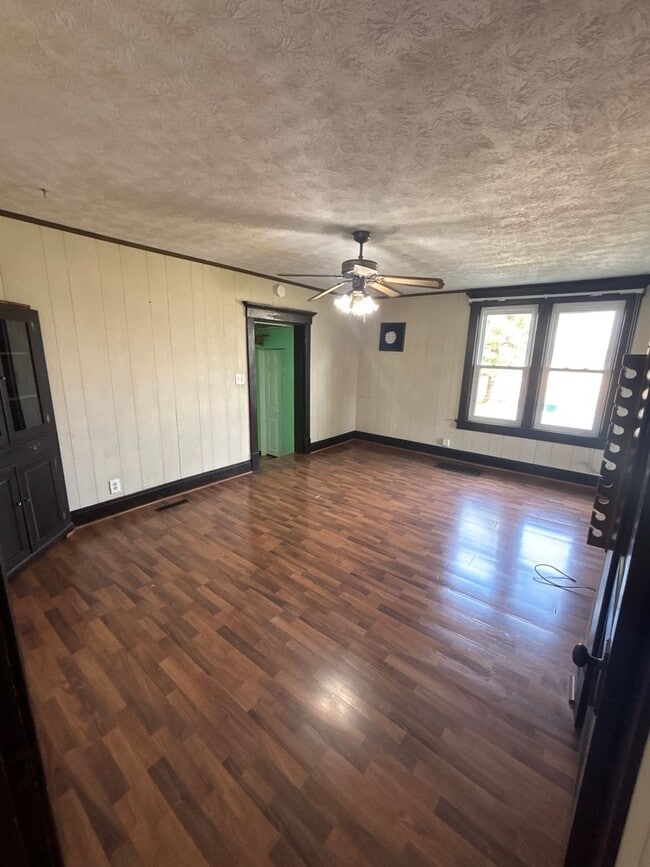 Building Photo - 4 Bedroom, 2 Bathroom House