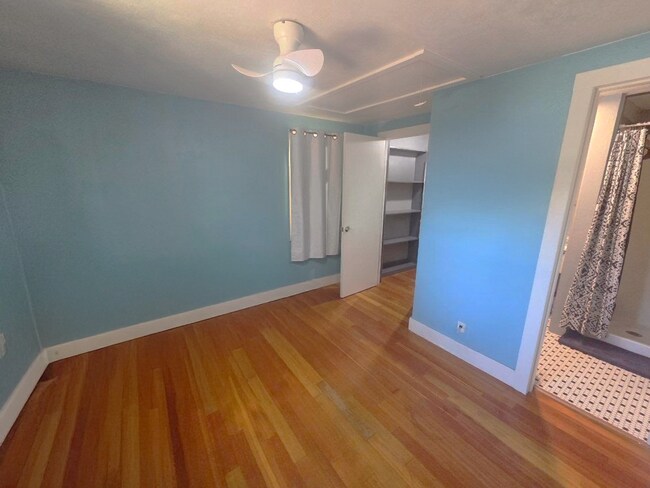 Building Photo - Three bedroom cottage on large lot | Available July