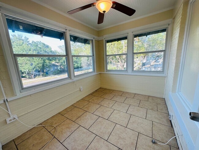 Building Photo - 3/1 2nd Story Duplex - Newly Updated!