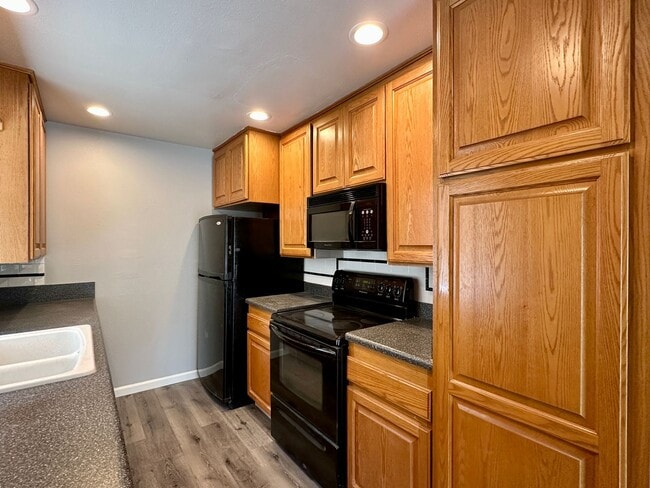 Building Photo - Beautiful 3 Bedroom 2 Bath Condo in Point Loma w/Three Private Patios
