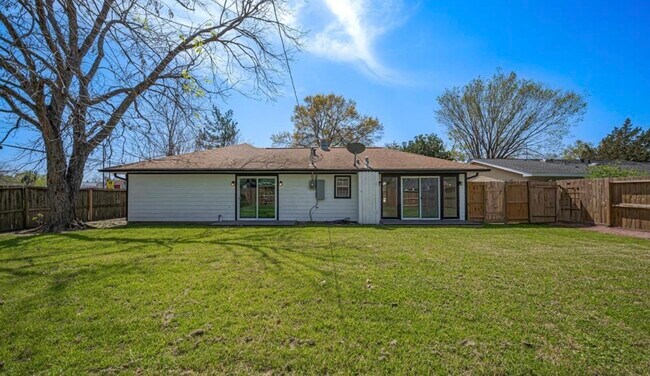 Building Photo - 5502 Hewitt Dr