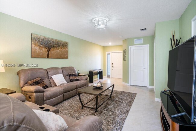 Building Photo - 495 NE 5th Ln