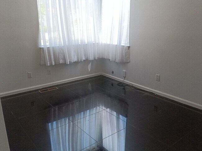 Building Photo - 3 Bedroom, 2.5 Bathroom Home! Schedule a S...