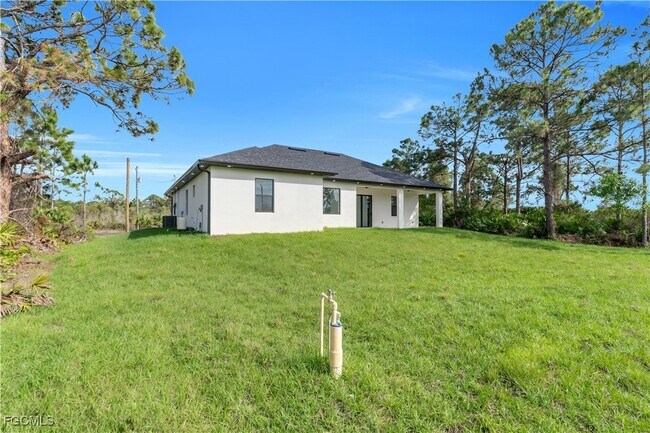 Building Photo - 6005 Queen Ave N